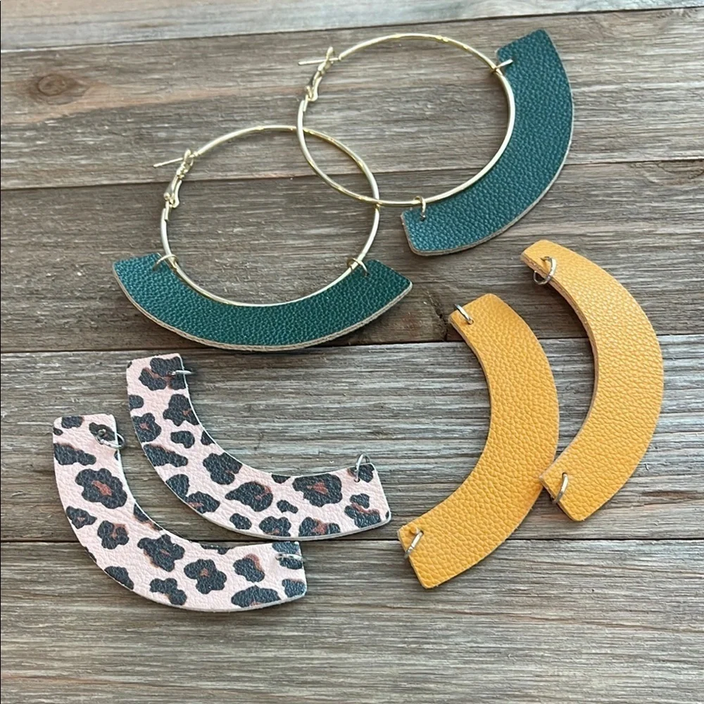 ❄️ Plunder Gold and Green Crescent Earrings